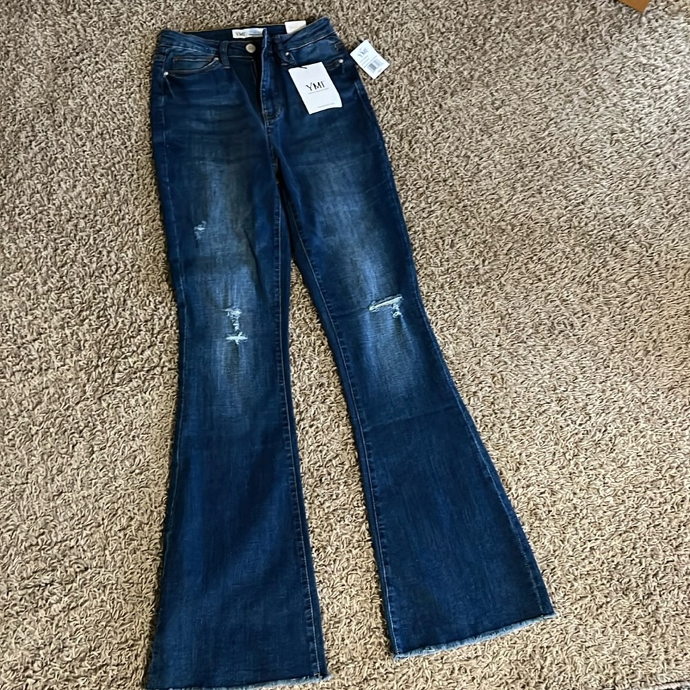 Lainey Wilson flares